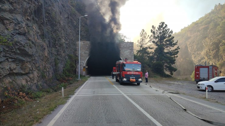 Tünelin duvarına çarpan tanker alev alev yandı