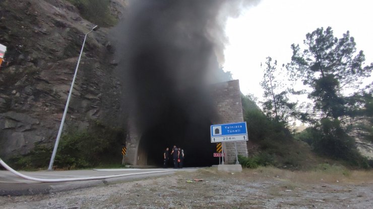 Tünelin duvarına çarpan tanker alev alev yandı