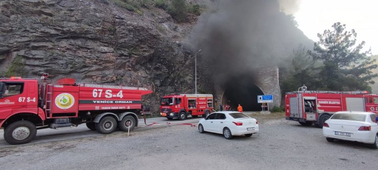 Tünelin duvarına çarpan tanker alev alev yandı