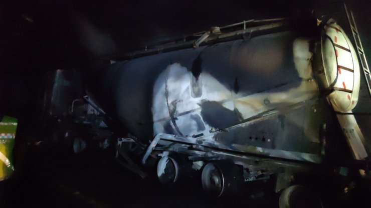 Tünelin duvarına çarpan tanker alev alev yandı