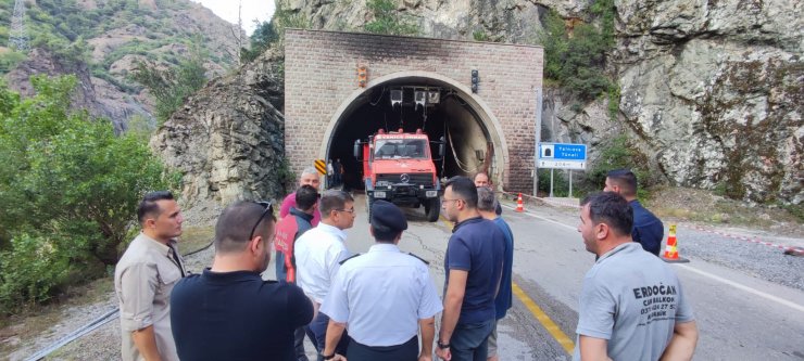 Tünelin duvarına çarpan tanker alev alev yandı