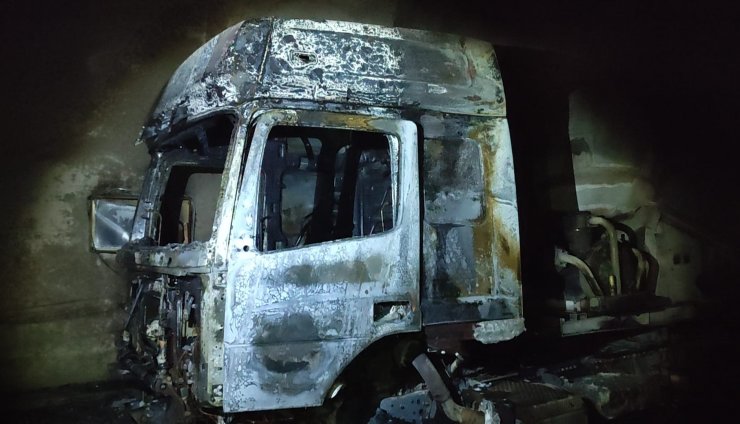 Tünelin duvarına çarpan tanker alev alev yandı