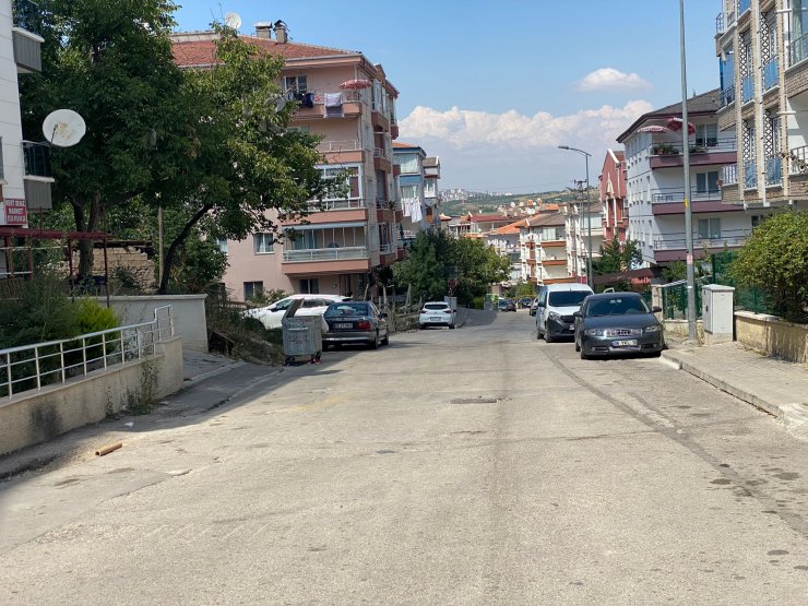 Annesine tacizde bulunduğunu öne sürüp sokak ortasında dakikalarca tekmeledi