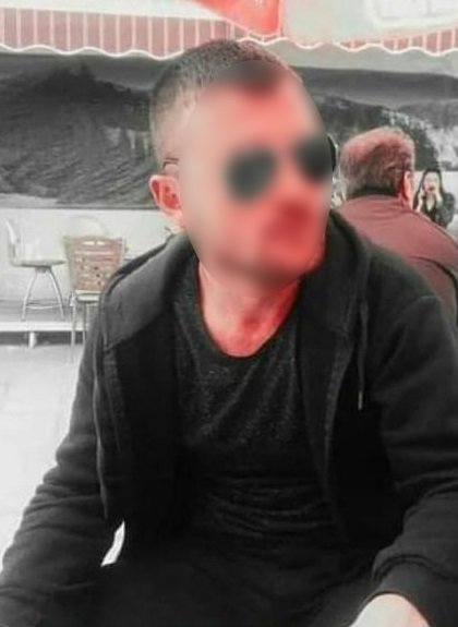 Annesine tacizde bulunduğunu öne sürüp sokak ortasında dakikalarca tekmeledi