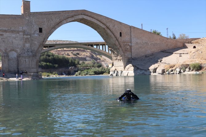 Batman'da itfaiyenin dalgıç ekipleri eğitim dalışında su altından çöp topladı