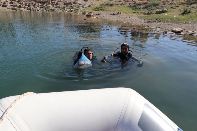 Batman'da itfaiyenin dalgıç ekipleri eğitim dalışında su altından çöp topladı