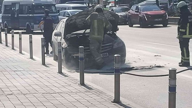 Bursa’da alev alan lüks otomobil kullanılamaz hale geldi