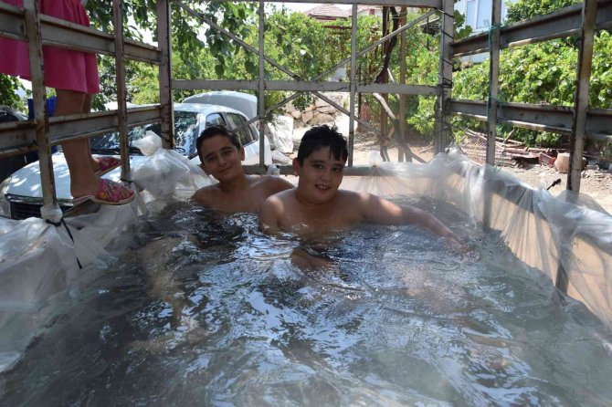 Denize gidemeyince, römorku havuza çevirdi