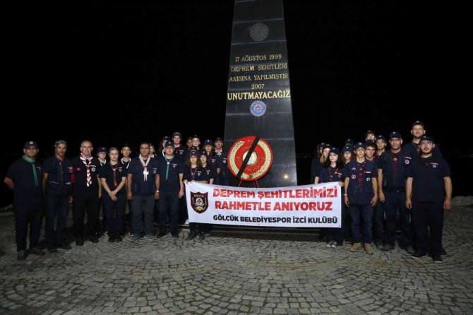 Depremde hayatını kaybedenler deprem saatinde anıldı