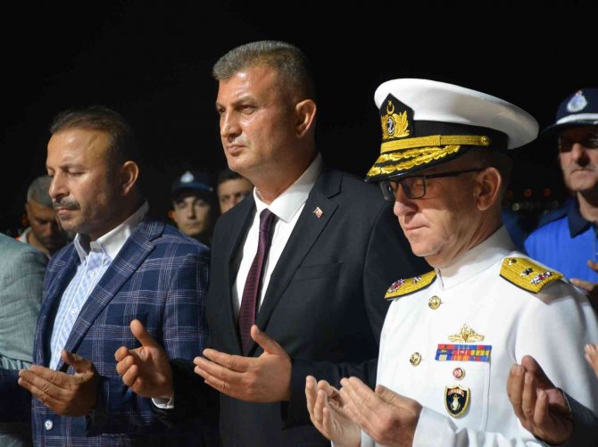 Depremde hayatını kaybedenler deprem saatinde anıldı