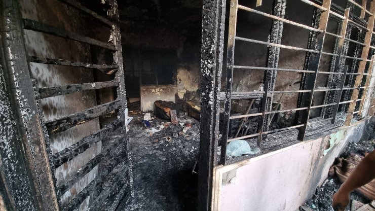 Evi kundakladığı iddia edilen kiracıyı komşuları darbedip, bıçakladı