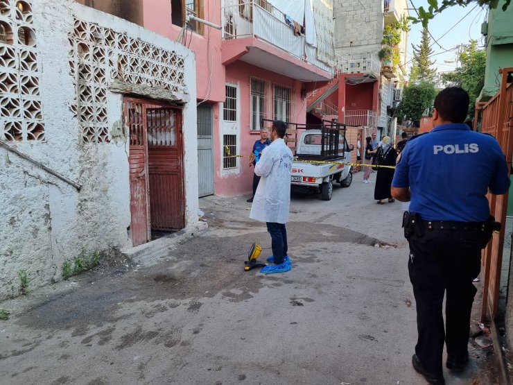 Evi kundakladığı iddia edilen kiracıyı komşuları darbedip, bıçakladı