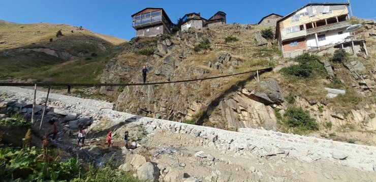 İki dağ arasındaki evine kapılı asma köprüyle ulaşıyor