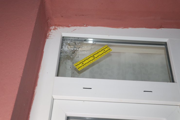 Kız kardeşlerinin evine tüfeklerle ateş açıp, ayağından vurdular