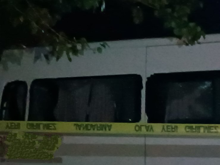 Kız kardeşlerinin evine tüfeklerle ateş açıp, ayağından vurdular