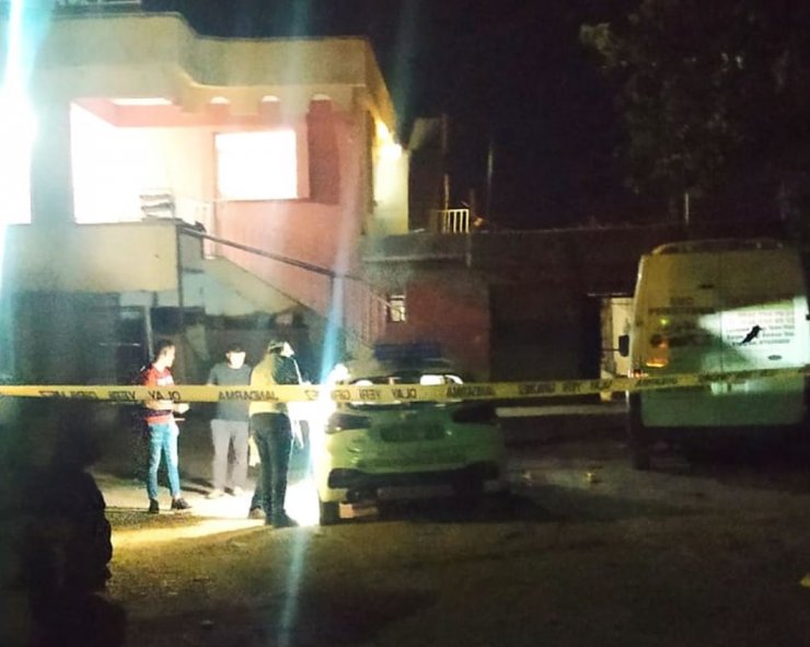 Kız kardeşlerinin evine tüfeklerle ateş açıp, ayağından vurdular