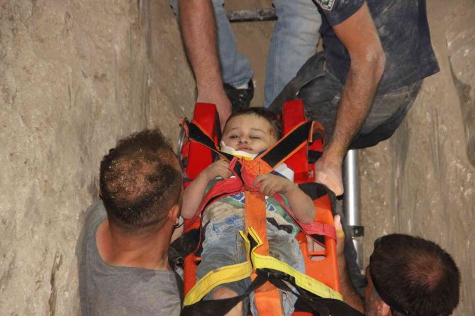 Kuyuya düşen 2 yaşındaki Aybars 4 saat sonra kurtarıldı