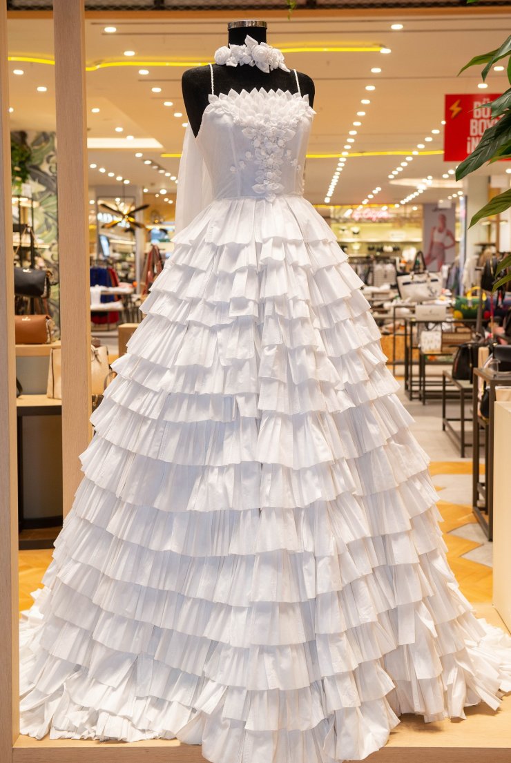 Medikal maskeler gelinliğe dönüştü