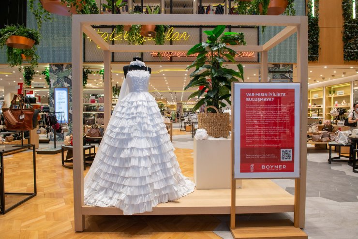 Medikal maskeler gelinliğe dönüştü