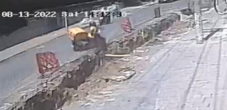 Motokurye kanala düştü; o anlar kamerada