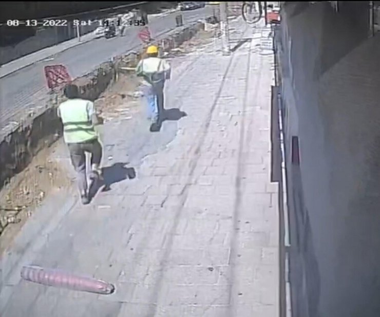 Motokurye kanala düştü; o anlar kamerada