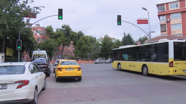 Renk değiştirmeyen trafik ışığı; yayaya kırmızı, araçlara hep yeşil