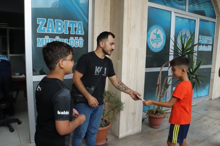 Top oynarken buldukları para dolu çantayı sahibine ulaştırdılar