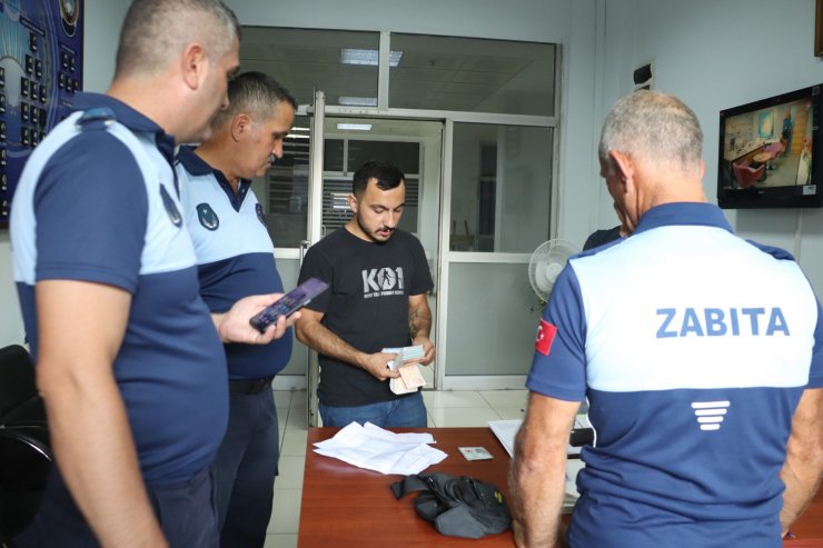 Top oynarken buldukları para dolu çantayı sahibine ulaştırdılar