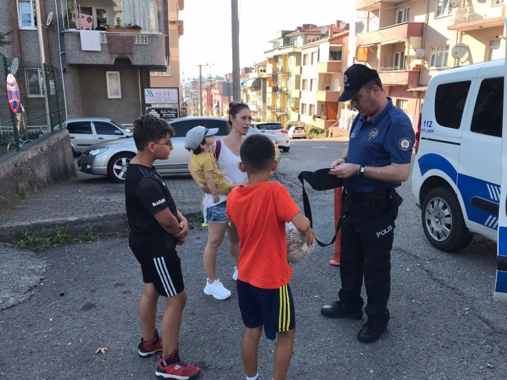 Top oynarken buldukları para dolu çantayı sahibine ulaştırdılar