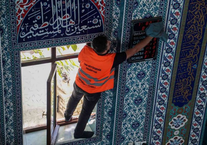 Van Büyükşehir Belediyesi ile camiler tertemiz