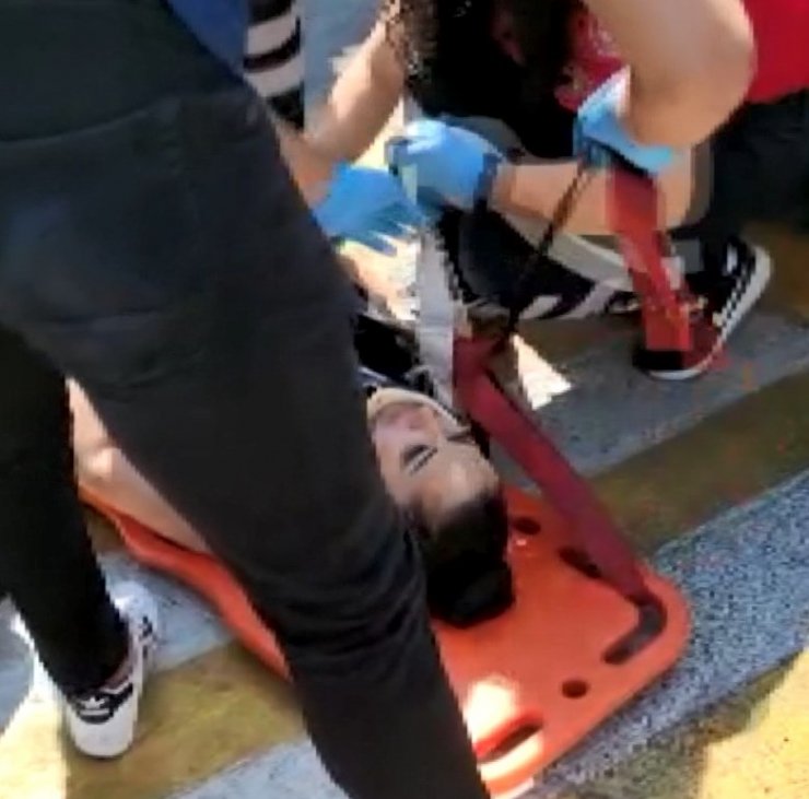 Yol kenarında yürürken minibüs çarptı