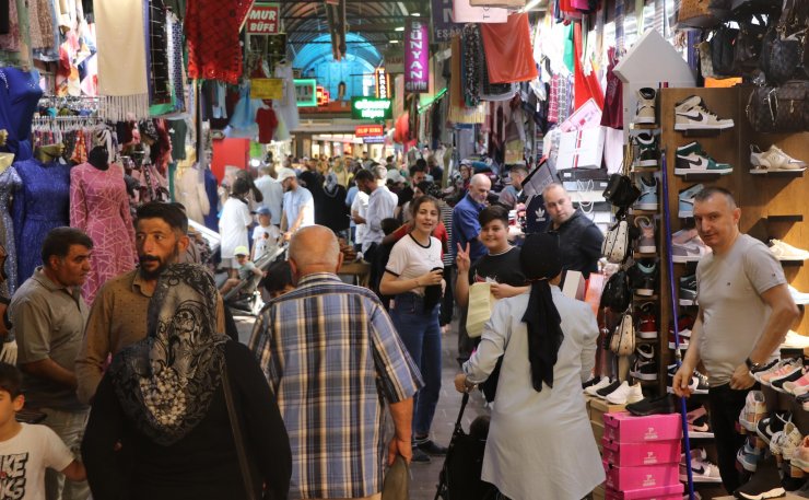 9 asırlık çarşıda gurbetçi yoğunluğu