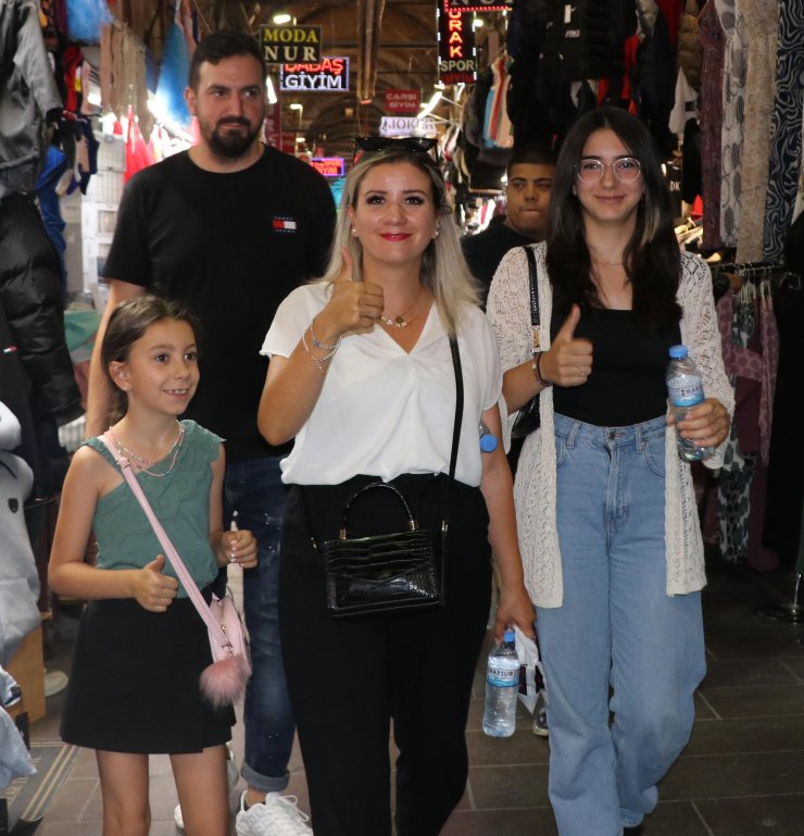 9 asırlık çarşıda gurbetçi yoğunluğu