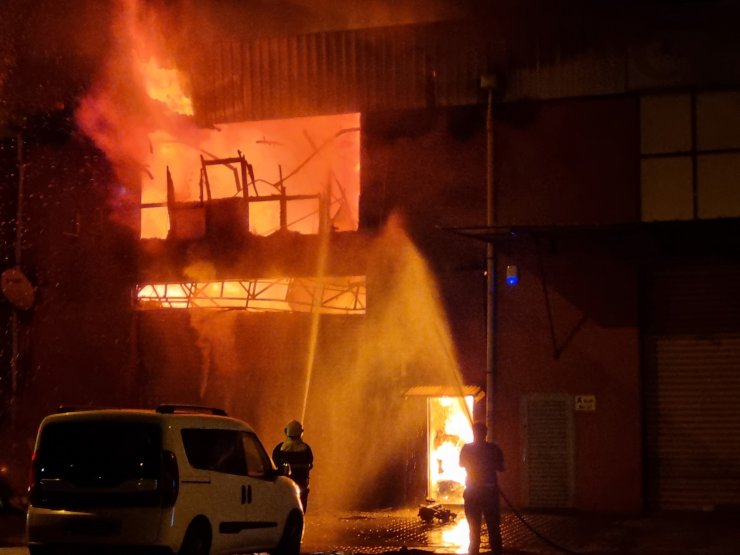 Adana'da lastik deposunda yangın: 2 yaralı