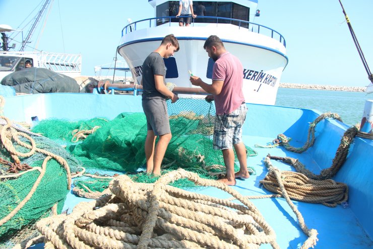 Adanalı balıkçılar 15 Eylül’e hazırlanıyor; ağlara QR kodlu marka takılıyor