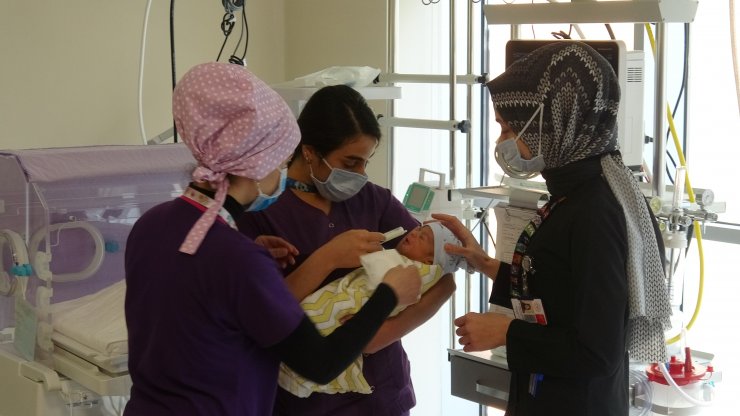 Aracın bagaj kapağında, torba içinde yeni doğmuş bebek bulundu