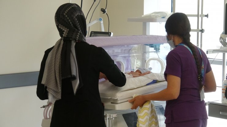 Aracın bagaj kapağında, torba içinde yeni doğmuş bebek bulundu