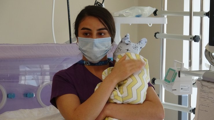 Aracın bagaj kapağında, torba içinde yeni doğmuş bebek bulundu