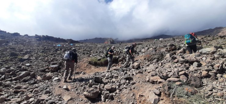Bursalı dağcılar, Asya'nın en yüksek noktasında Türk bayrağı açtı