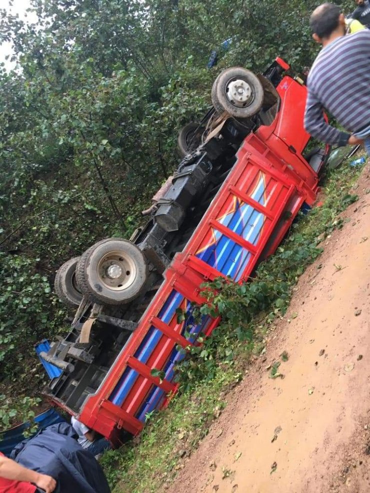 Fındık işçilerini taşıyan kamyon devrildi; 13 yaralı