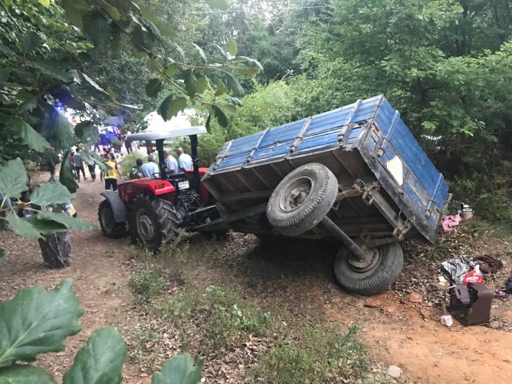 Fındık işçilerini taşıyan traktörün römorku devrildi: 7 yaralı