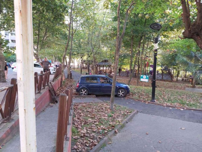 Fren yerine gaza basınca çocuk parkına girdi