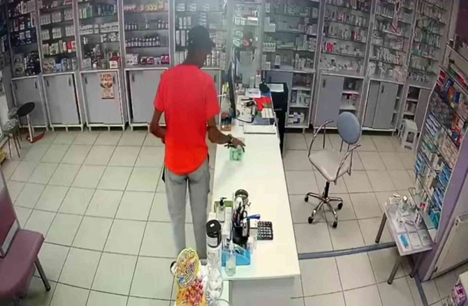 Hasta gibi geldi, sadaka kutusu ve telefonu çaldı