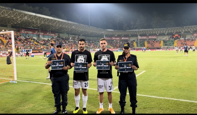 Jandarmadan stadyumda, ’Kadına El Kalkamaz’ pankartı