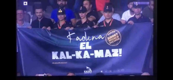 Jandarmadan stadyumda, ’Kadına El Kalkamaz’ pankartı