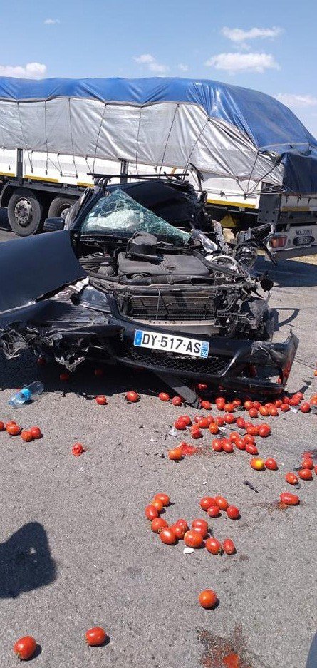 Kamyonla çarpışan otomobil hurdaya döndü