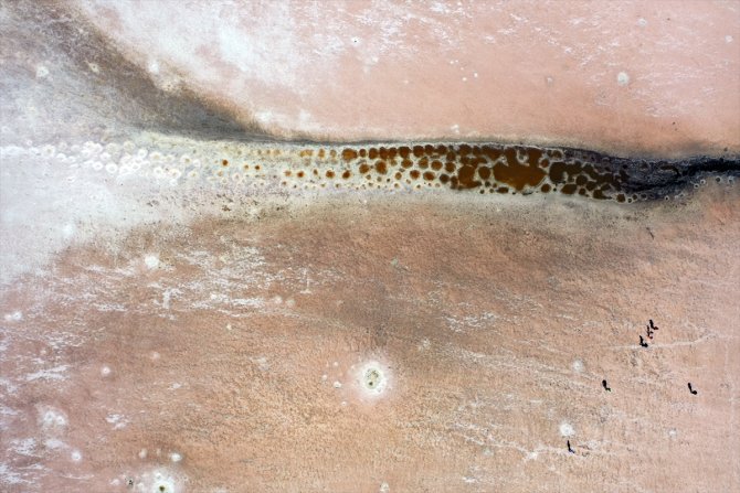 Küresel su sorununa dikkat çekmek için Tuz Gölü'nde maraton koştu