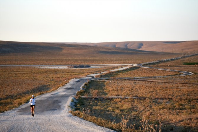 Küresel su sorununa dikkat çekmek için Tuz Gölü'nde maraton koştu