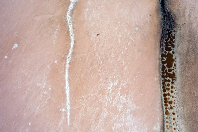 Küresel su sorununa dikkat çekmek için Tuz Gölü'nde maraton koştu