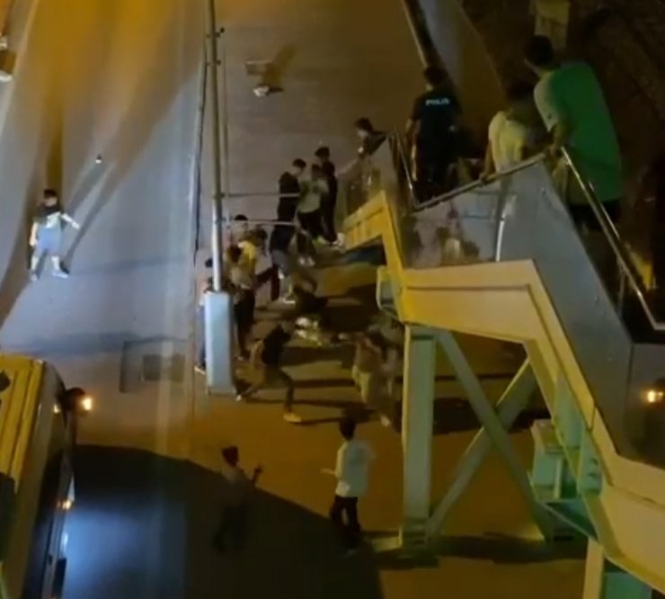 Tekme tokat kavga ettiler, polisi görünce kaçtılar